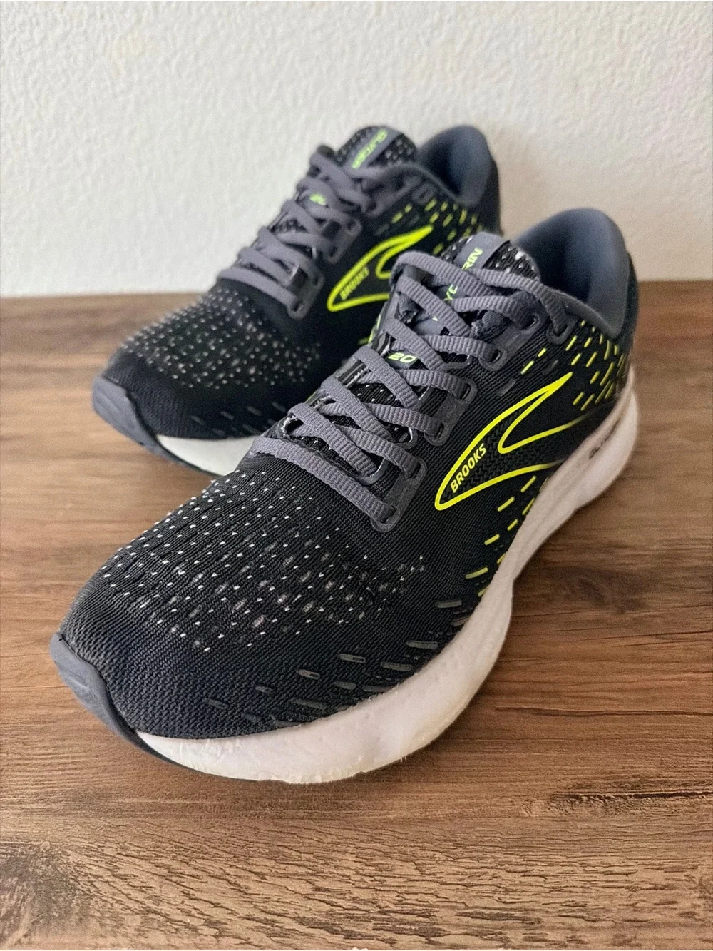 Brooks Women’s Glycerin 20 in Ebony/Nightlife/White (Size: 9-B) Great Condition